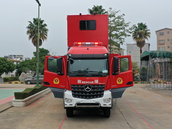 奔驰通讯指挥车