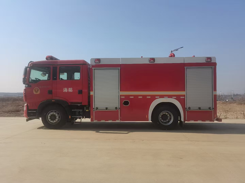 重汽豪沃8吨水罐消防车