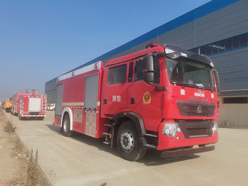 重汽豪沃8吨水罐消防车