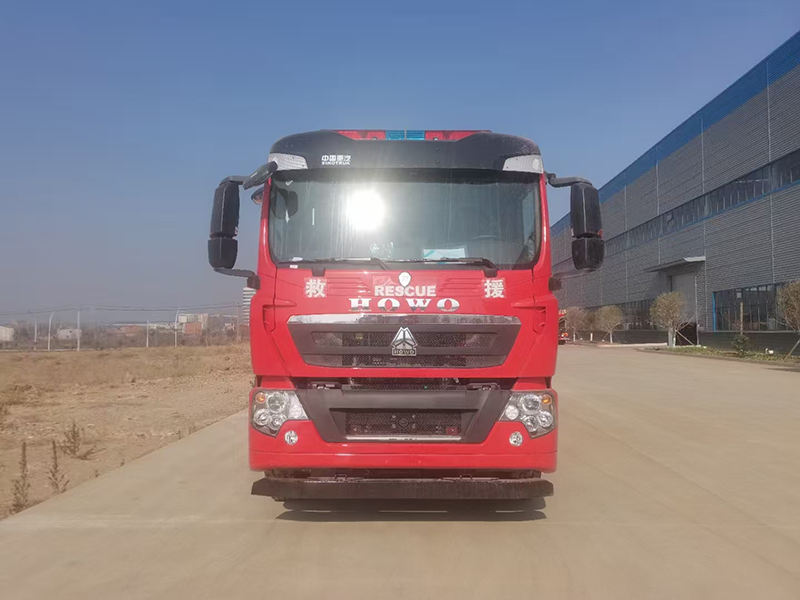 重汽豪沃8吨水罐消防车