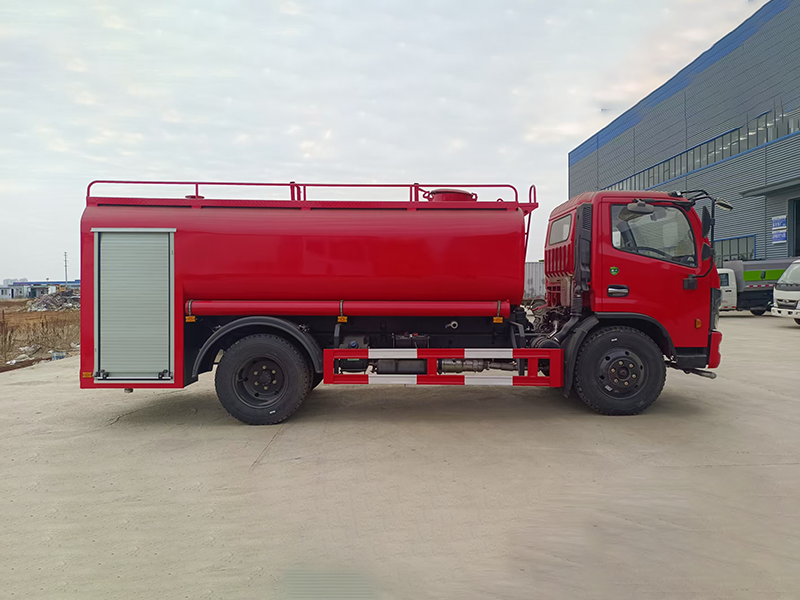 东风多利卡8吨消防洒水车