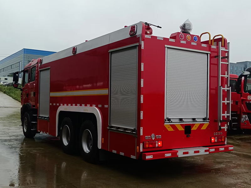 重汽豪沃12吨水罐消防车