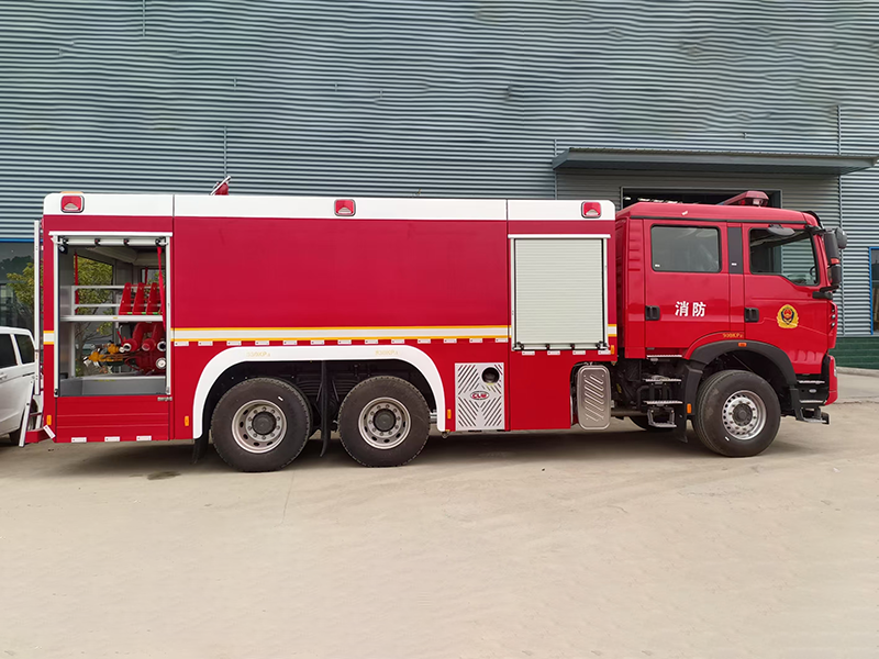 重汽豪沃12吨水罐消防车