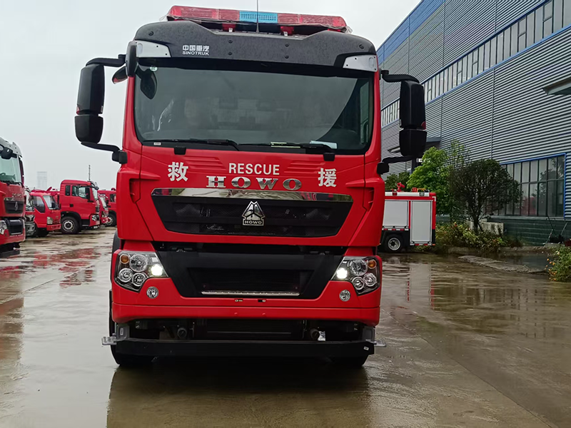 重汽豪沃12吨水罐消防车