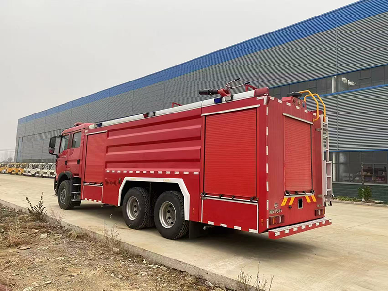 重汽豪沃18吨泡沫消防车