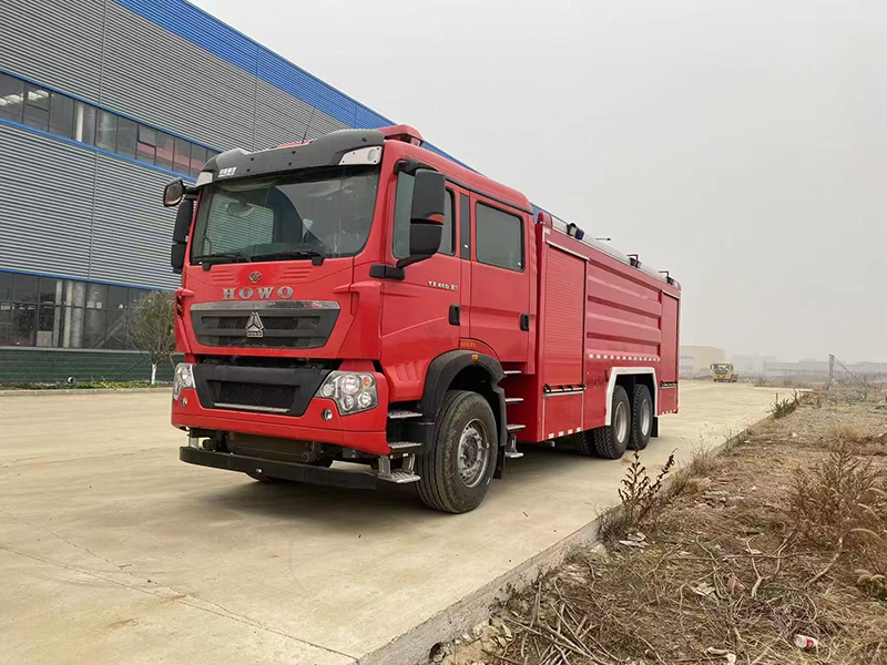 重汽豪沃18吨泡沫消防车