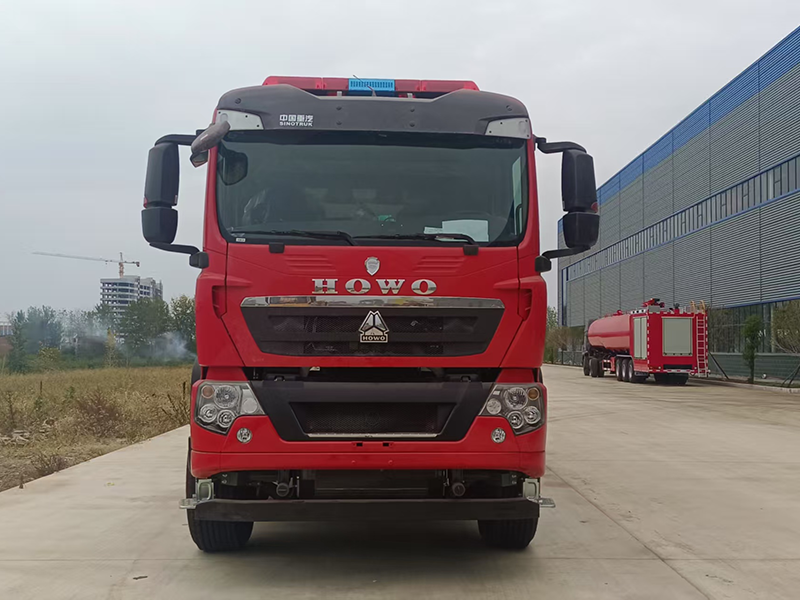 重汽豪沃25吨水罐消防车