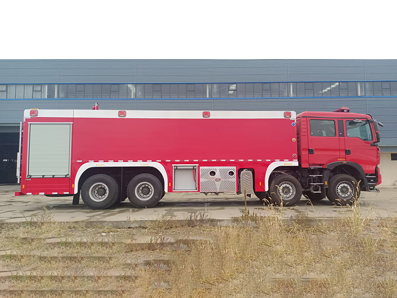 重汽豪沃25吨水罐消防车