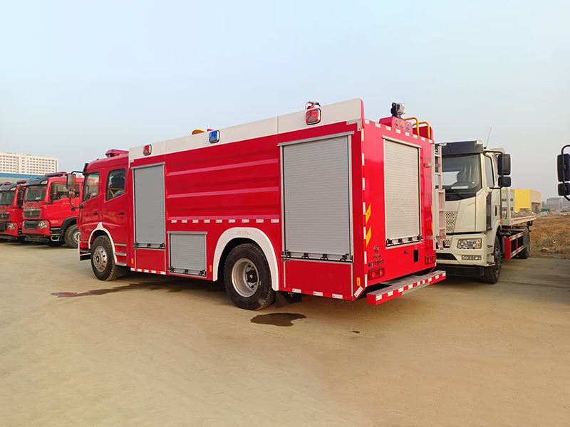 东风华神8吨水罐消防车