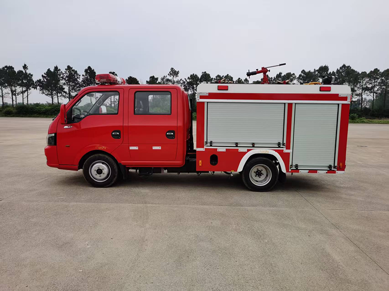 东风途逸1吨水罐消防车