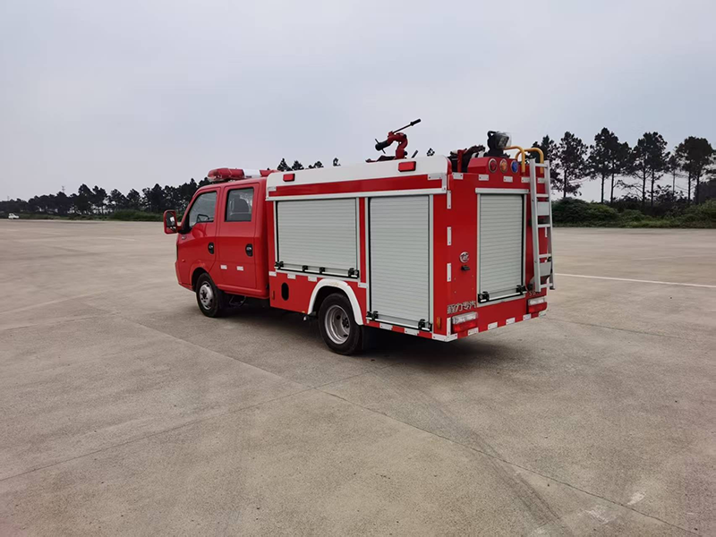 东风途逸1吨水罐消防车