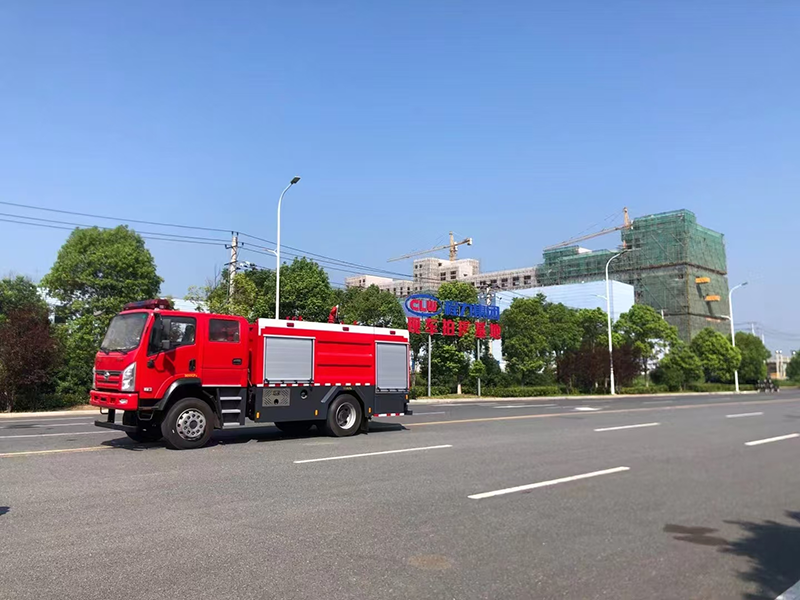 三环四驱6吨水罐消防车