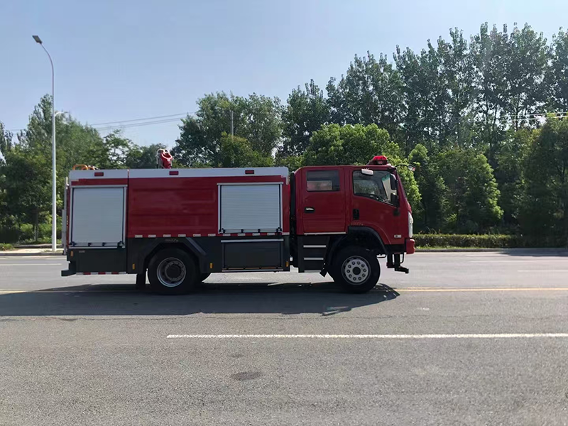 三环四驱6吨水罐消防车